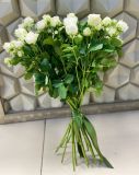 Букет из 15 кустовых роз белых
