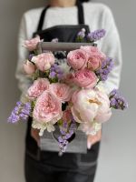 Сиренево-розовая композиция с пионовидными розами