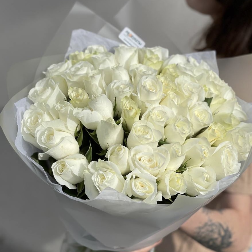 51 белая роза в оформлении (40 см)