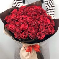 Букет из 51 красной розы (50-60 см) в оформлении.