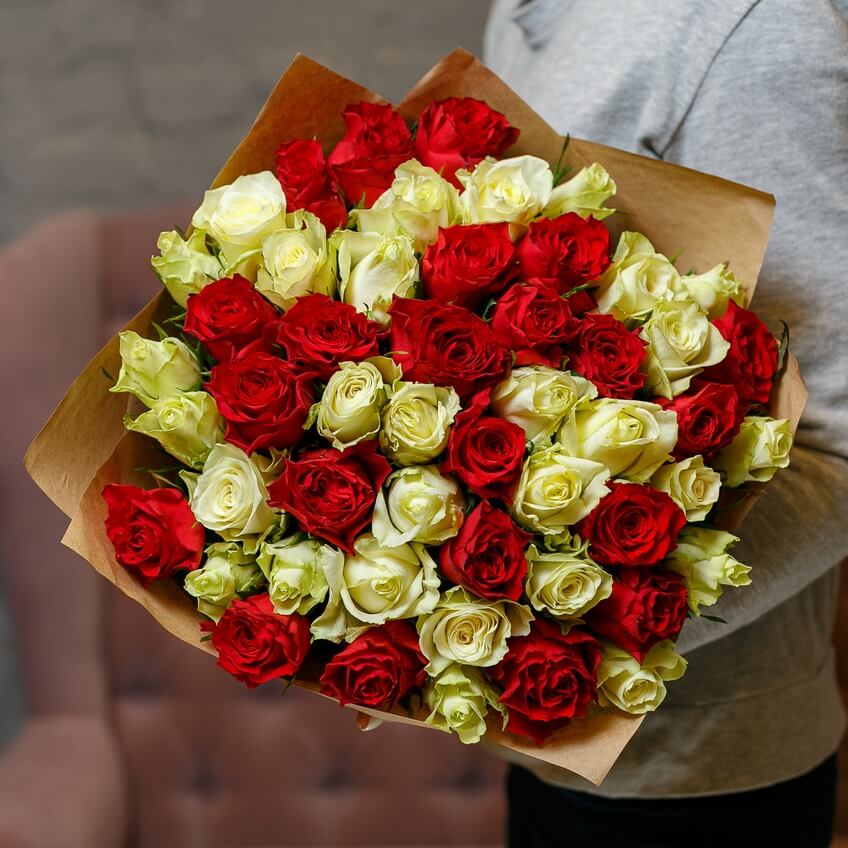 Букет из 51 красно-белой розы 40 см