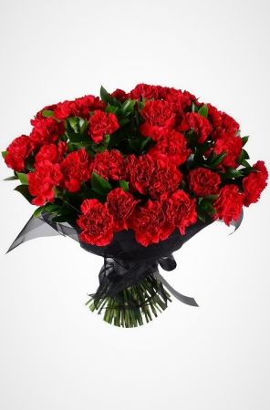 Фото Живые цветы на похороны 50 красных гвоздик, зелень, органза