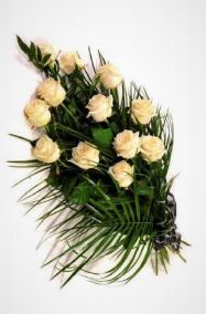 Фото Похоронные цветы 12 белых роз и зелень