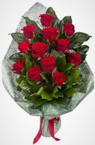 Фото Похоронные цветы 12 красных роз в упаковке