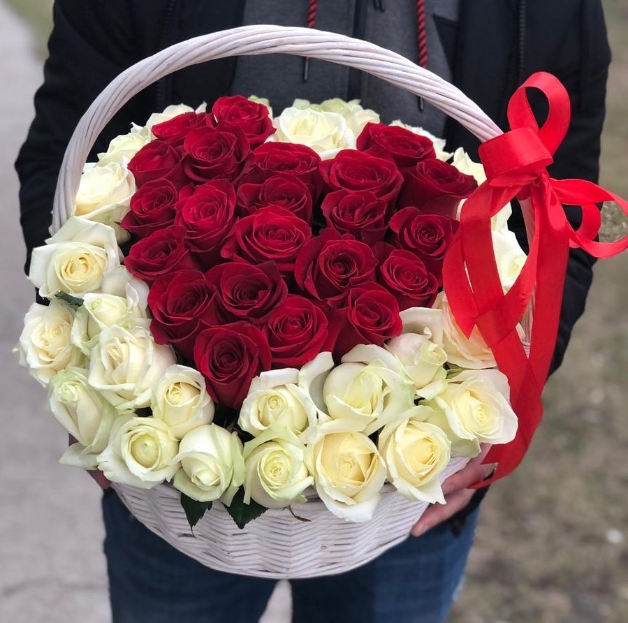 51 красная и белая роза в форме сердца в корзине