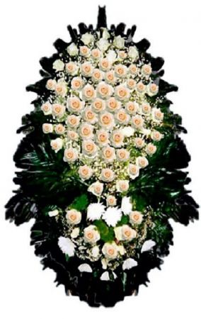 Фото Ритуальный венок из живых цветов #8 белые розы и хвоя