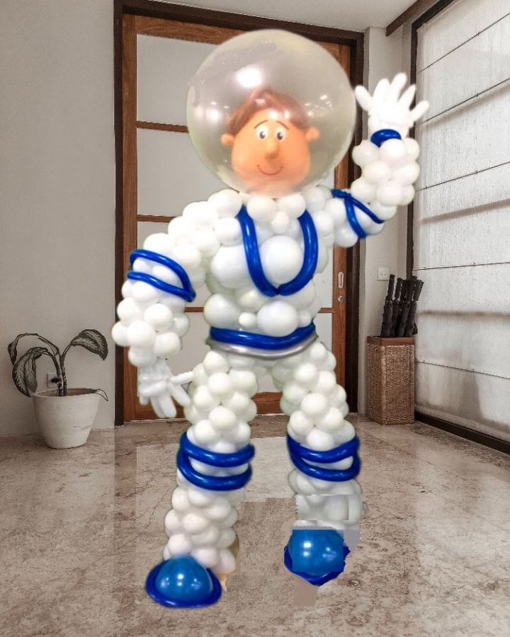 Космонавт из воздушных шаров