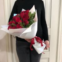 Букет «15 красных роз с зеленью»