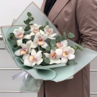 Букет с орхидеями