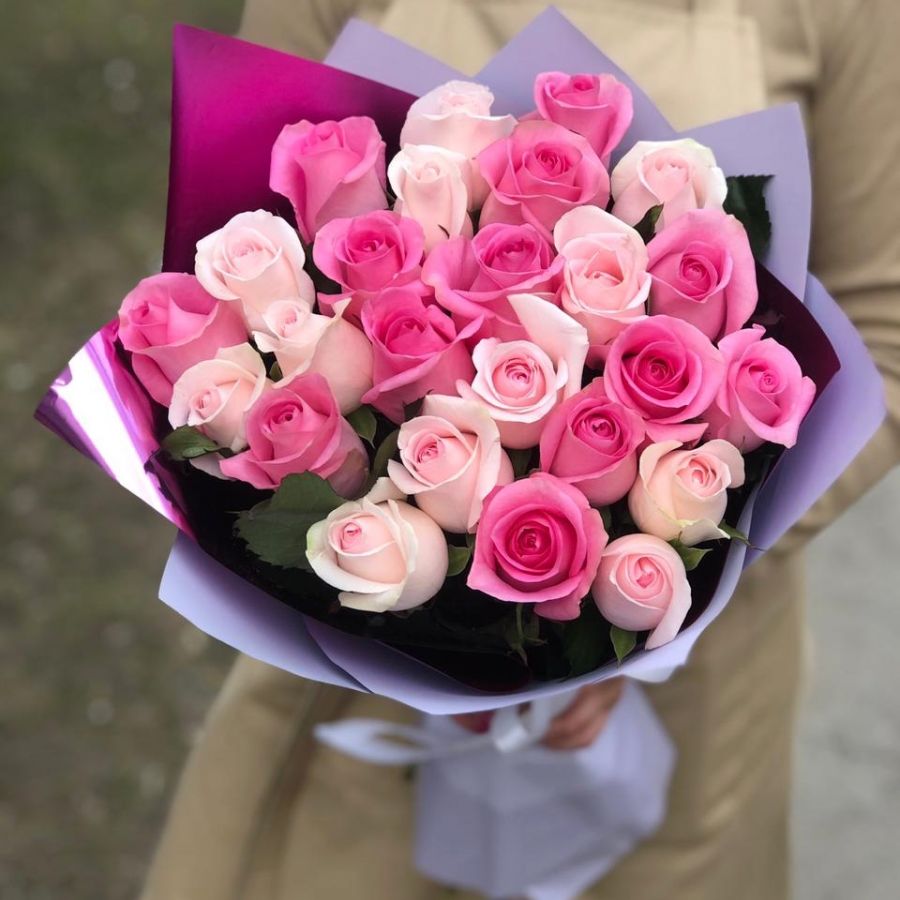 25 розовых роз микс в стильной упаковке