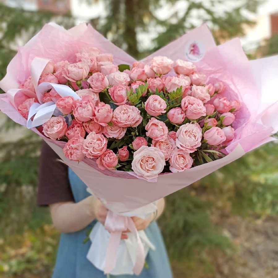 Бомбастик Пионовидные кустовые розы с эвкалиптом
