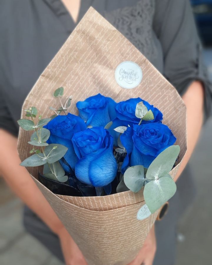 Букет из синих роз с эвкалиптом