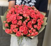 Букет из 29 розовых кустовых роз