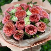 Букет пионовидных роз с добавлением кустовых розочек и зелени