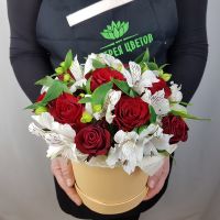 Розы и альстромерии в шляпной коробке
