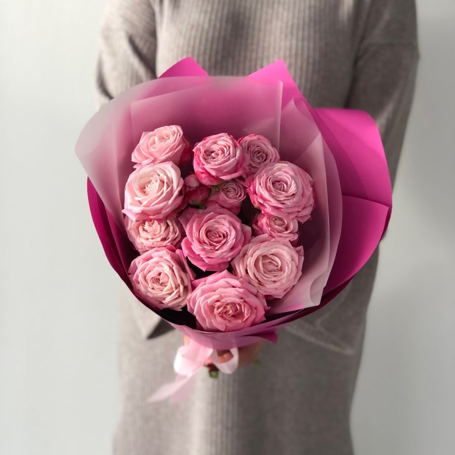 Ярко-розовые пионовидные розы