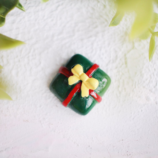 Кукольная миниатюра - Кабошон Подарок зеленый, 22*22  мм