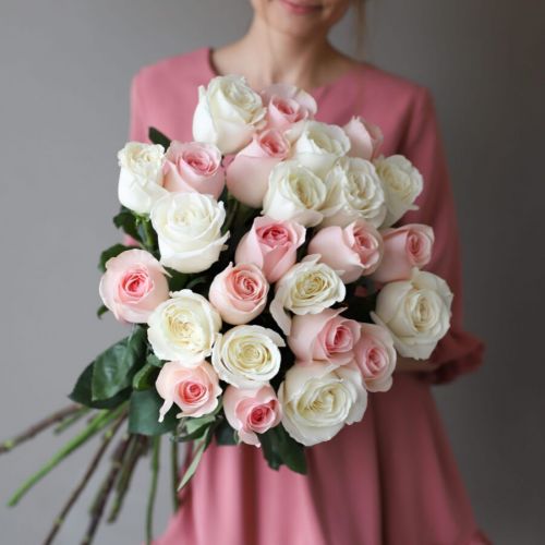 Розовые и белые розы Эквадор 60см