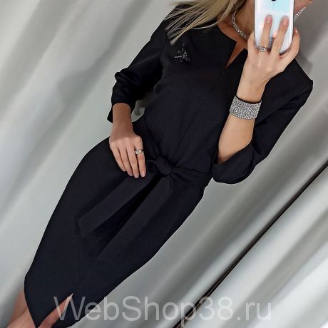 Черное платье по фигуре с поясом, брошью и разрезом