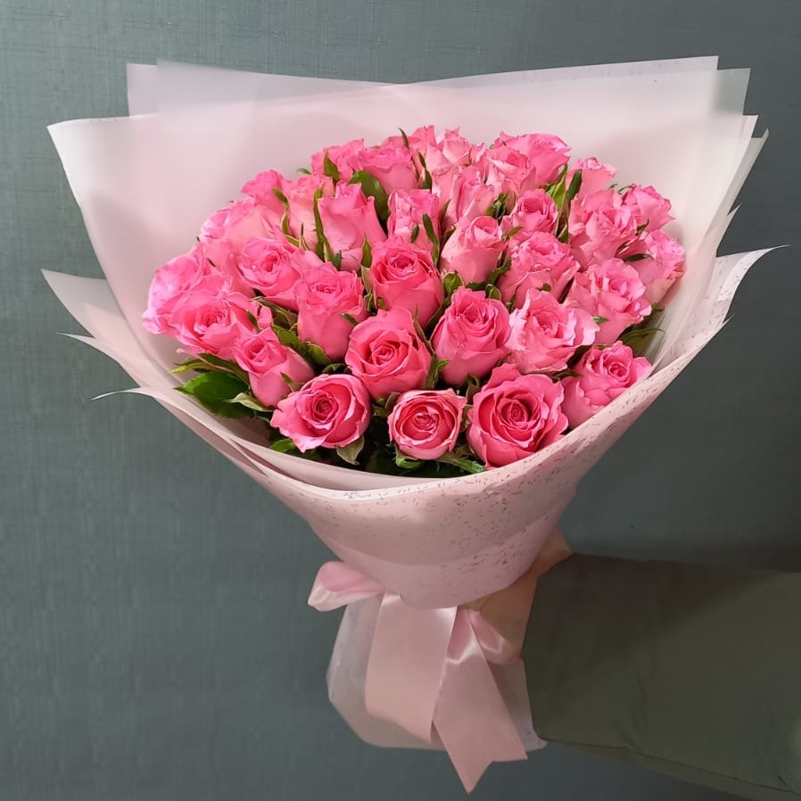 33 нежно-розовые розы в премиум упаковке (40 см)