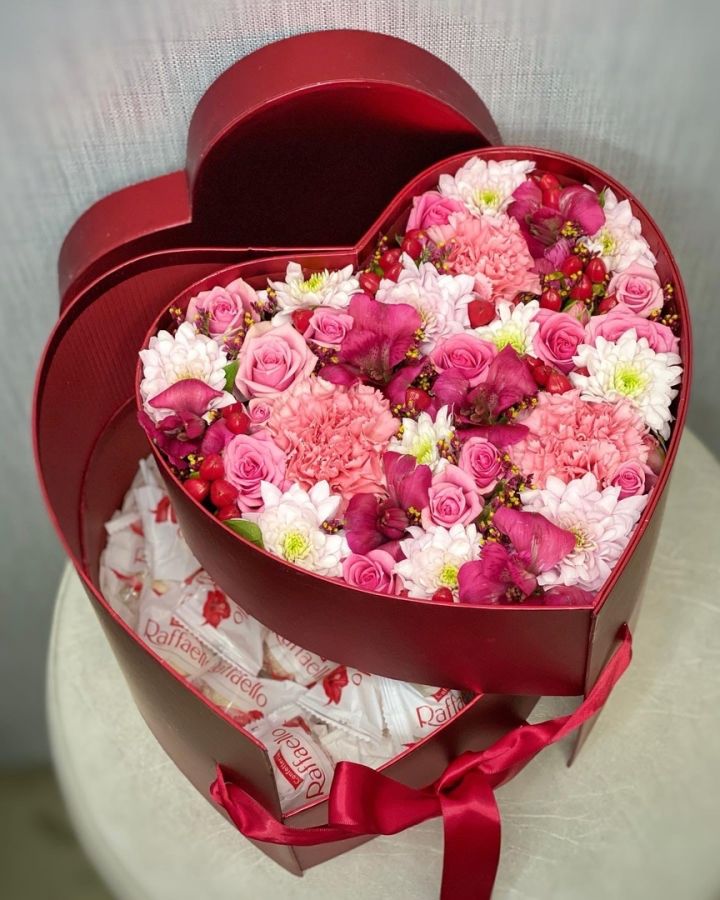 Коробка сюрприз с рафаелло и цветами