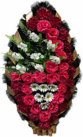 Фото Ритуальный венок из искусственных цветов - Классика #25 красно-бордово-бело-зелёный из гвоздик, хризантем, гипсофилы, хвои