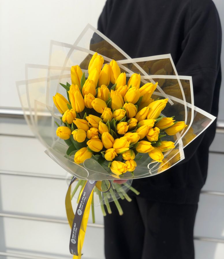 Желтые тюльпаны в стильной упаковке от 15 шт