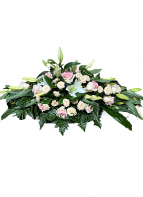 Фото Ритуальная композиция из живых цветов на могилу/гроб ФЖ №5 венок-флоретка бело-розовая.