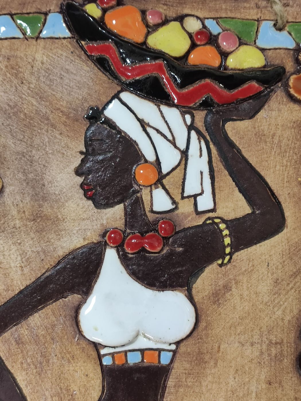 Керамическое панно "Африканка с фруктами".