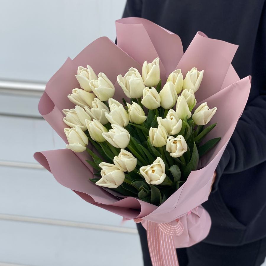 Белые тюльпаны в стильной упаковке от 15 шт