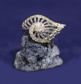 Позолоченное белым золотом кольцо с крупным декором (арт. 880166)