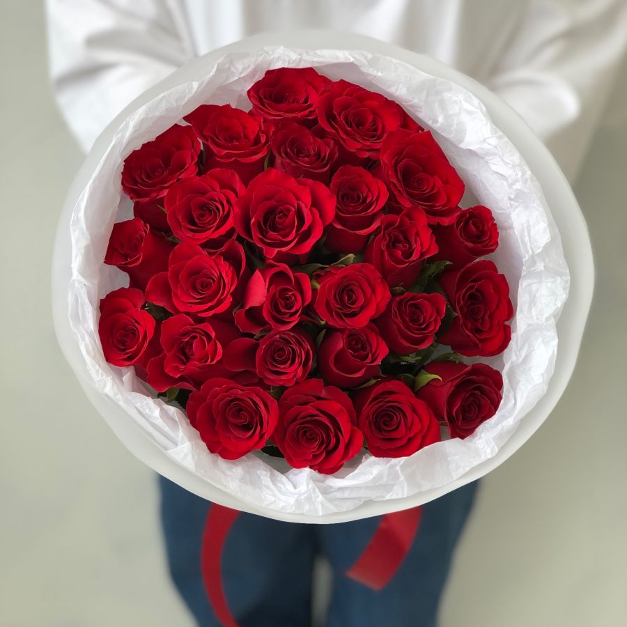 25 красных кенийских роз с оформлением