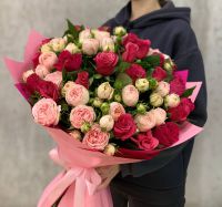 Сборный букет из роз и кустовых пионовидных роз