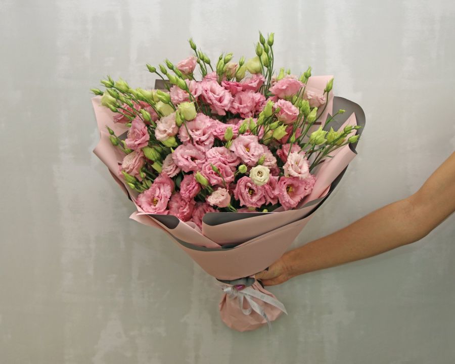 Букет из 25 розовых лизиантусов