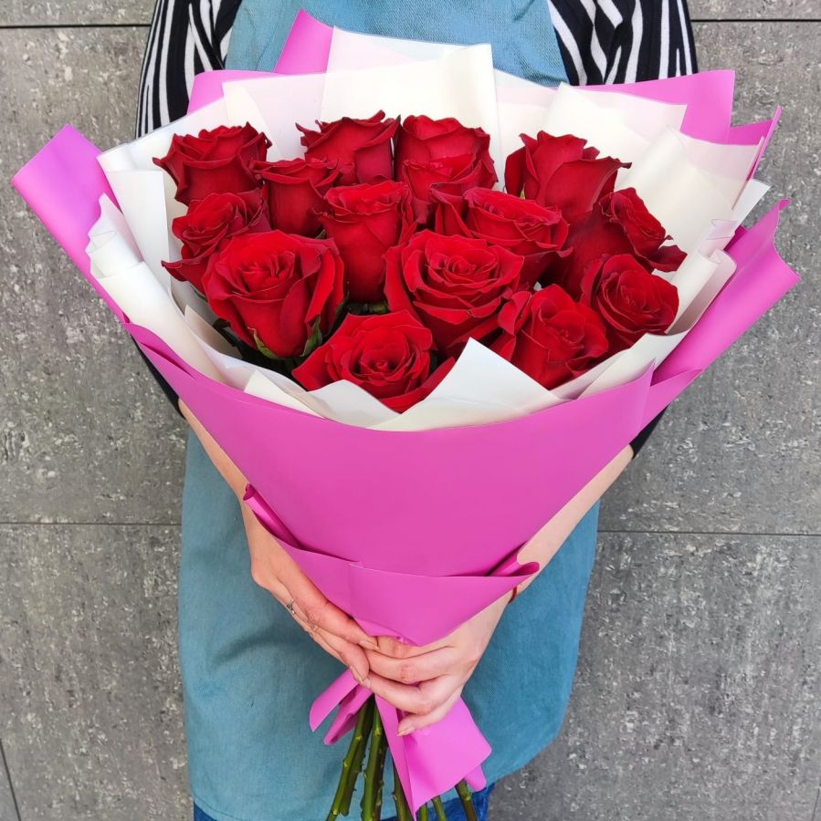 15 красных роз Эквадор в стильной упаковке