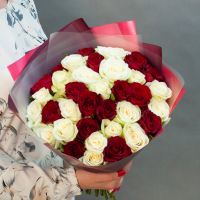 Монобукет из 35 красных и белых роз 40 см в оформлении