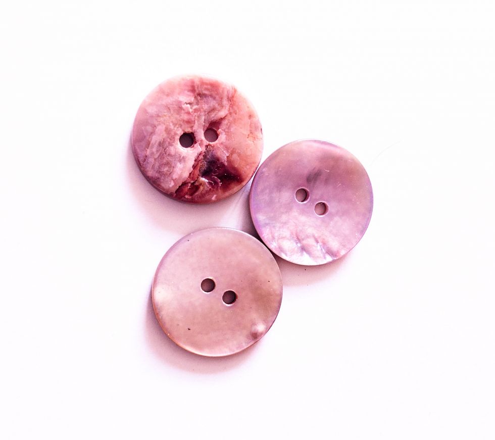 фото Пуговицы перламутр (ракушка) цвет розовая сирень 2 прокола Разные размеры C-RAPV20