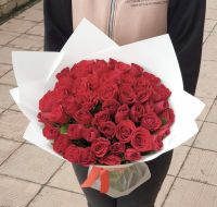 51 красная роза Кения 40 см в упаковке