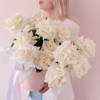 11 белых французских роз в шляпной коробке