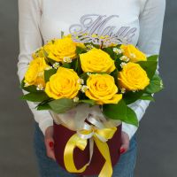 11 солнечных роз в шляпной коробке "Желтый водопад"
