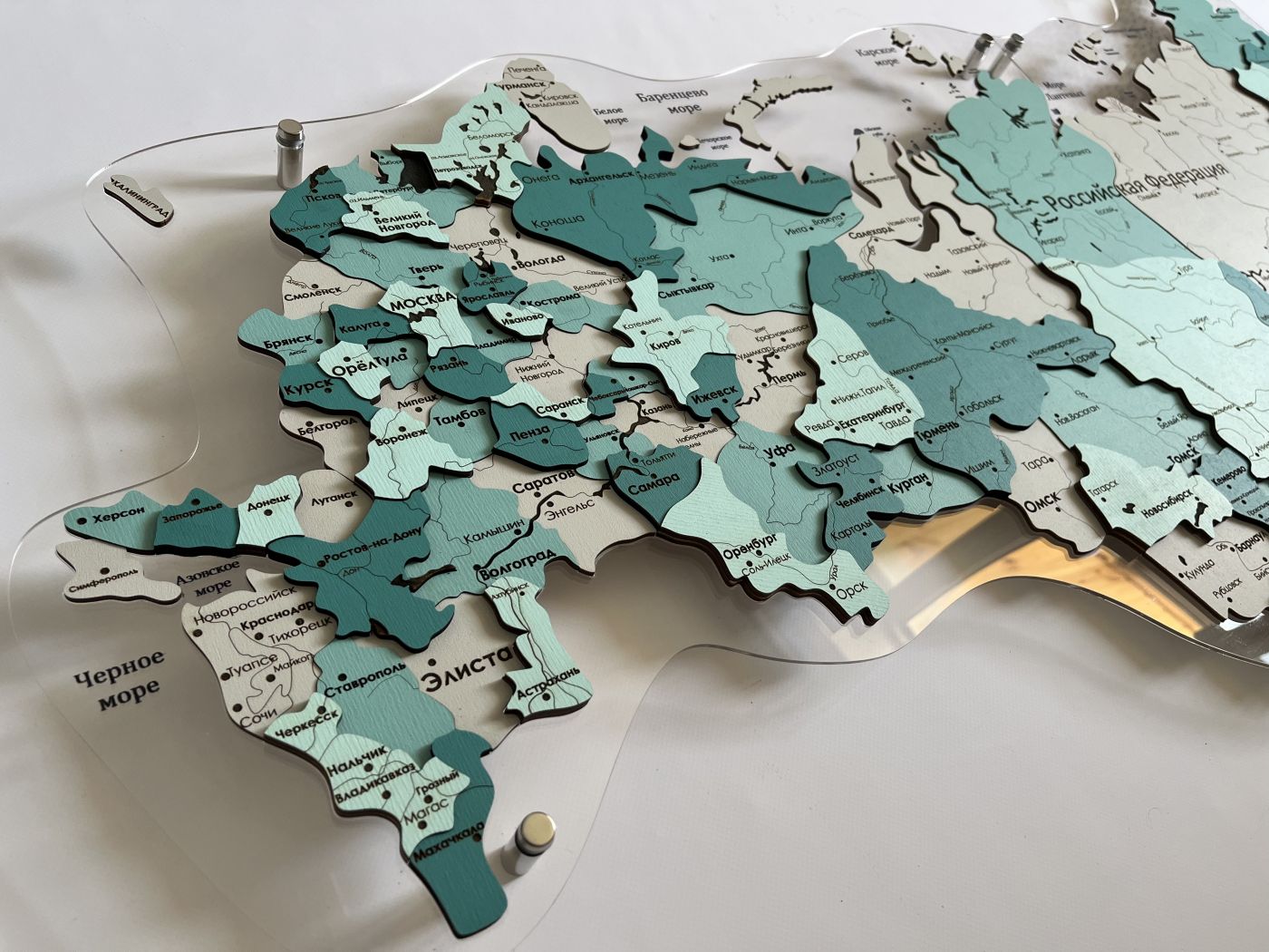 Цвет "Енисейск", Многоуровневая карта РОССИИ из дерева, на подложке из орг.стекла, на русском языке, с полной гравировкой, с черной гравировкой на орг.стекле