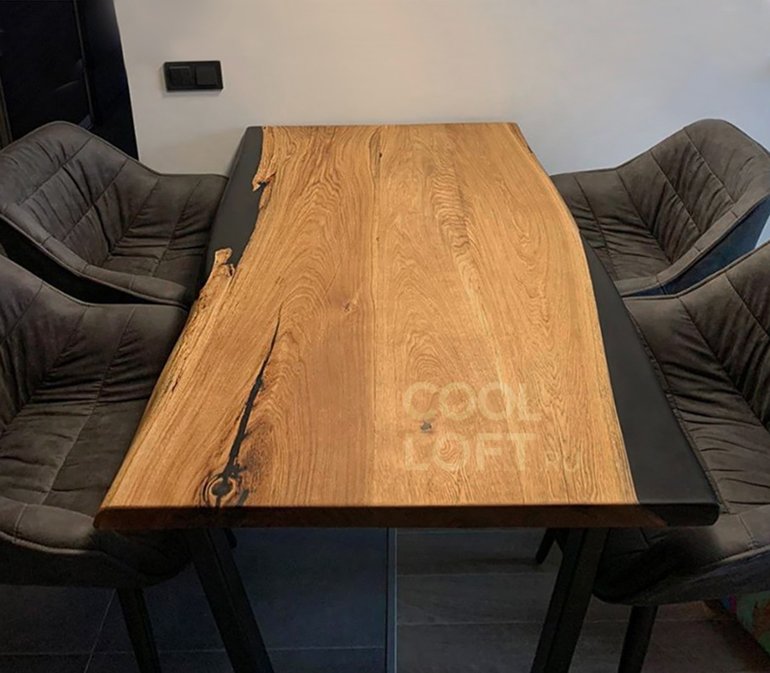Дизайнерский стол из слэба дерева с черной эпоксидной смолой