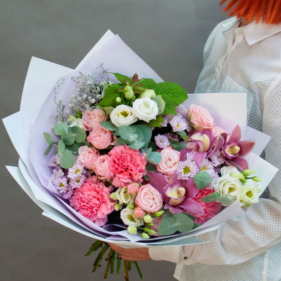 Букет с кустовой розой и орхидеями "Аромат Весны"