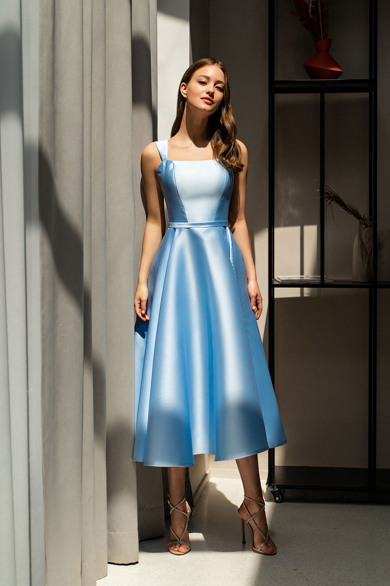 Гладкое вечернее платье из атласа голубого цвета Арт.580
