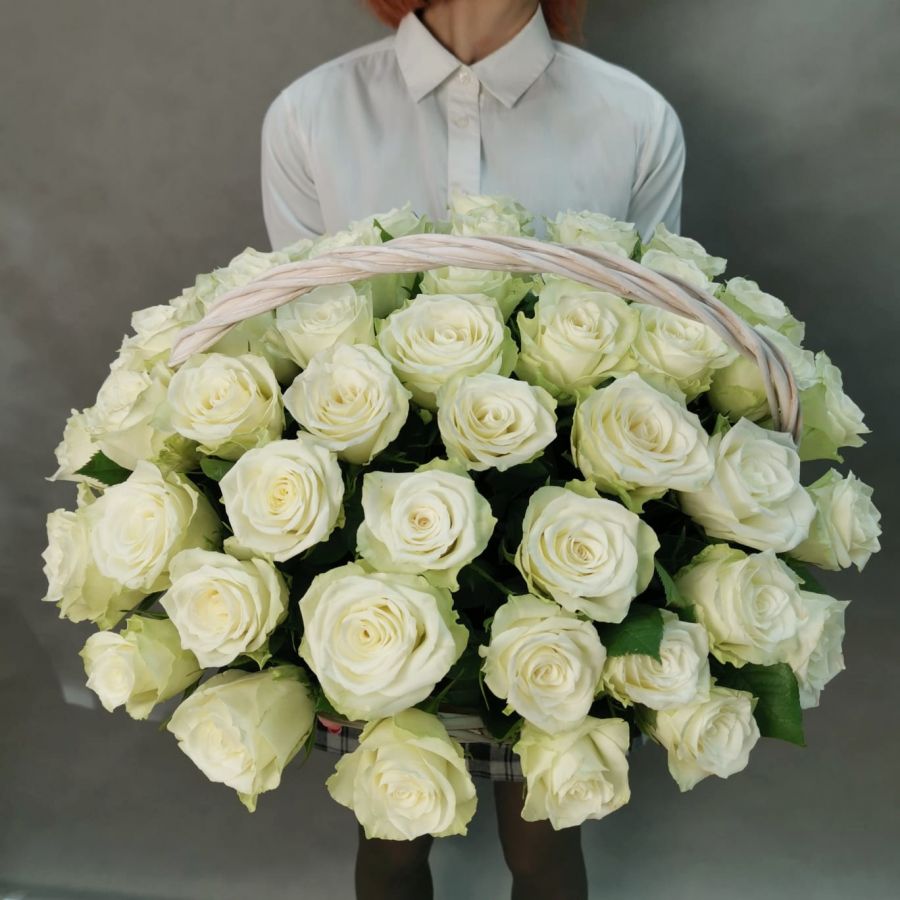 Роскошная корзина из 51 белой розы "Белое волшебство"