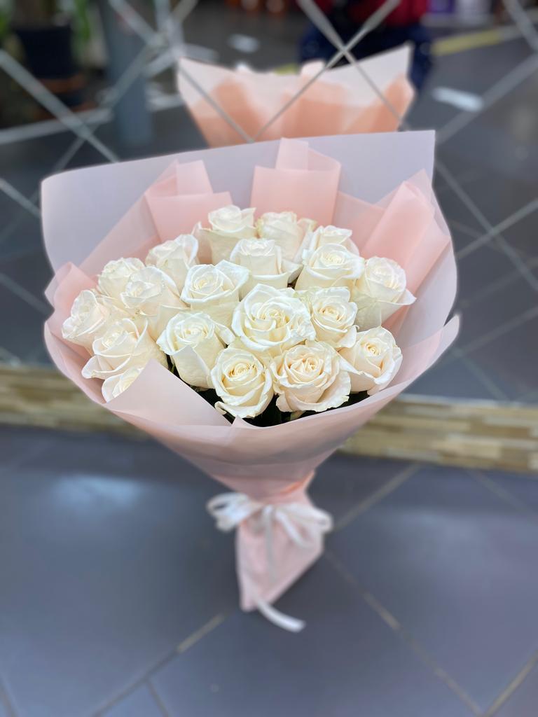 Букет из 19 белых роз в упаковке