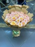 Букет из 25 желто-розовых роз в упаковке