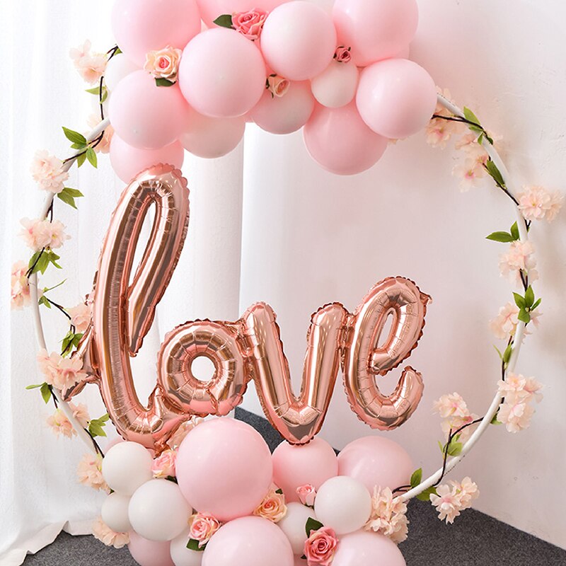 Кольцо цветочное на свадьбу из шаров для оформления зала Love