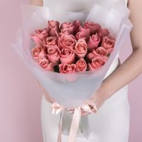 Букет-комплимент из коралловых роз в стильной упаковке