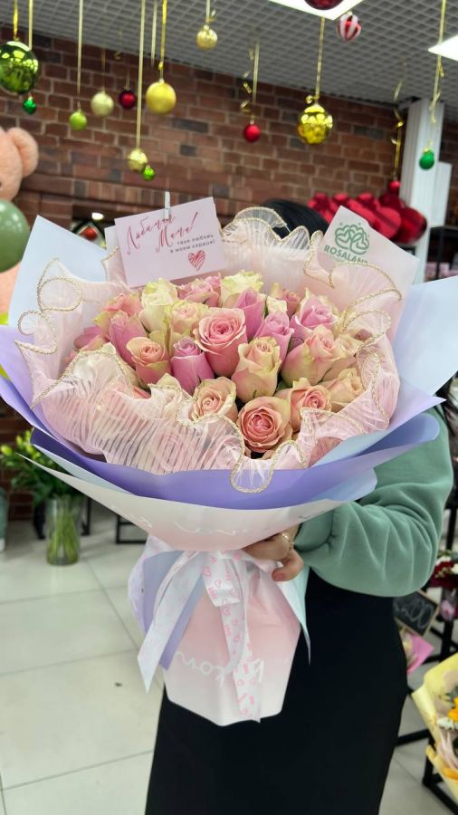 Букет розовых роз в нежнейшем оформлении для мамы